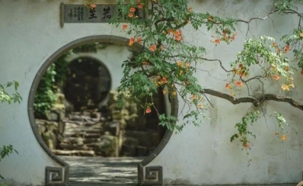 月洞门，脱俗圆满的传统园林之美